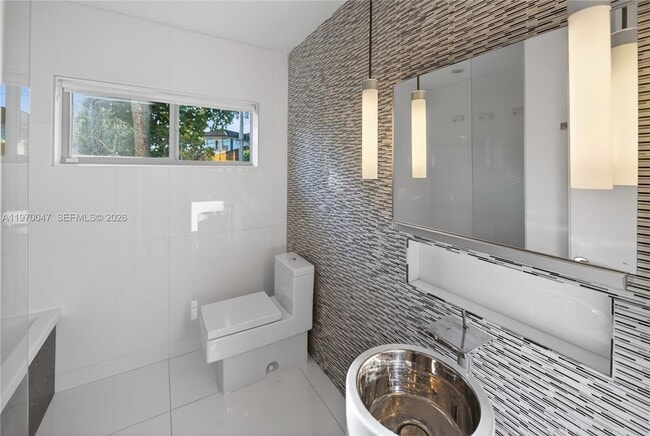 Building Photo - 1000 N Shore Dr