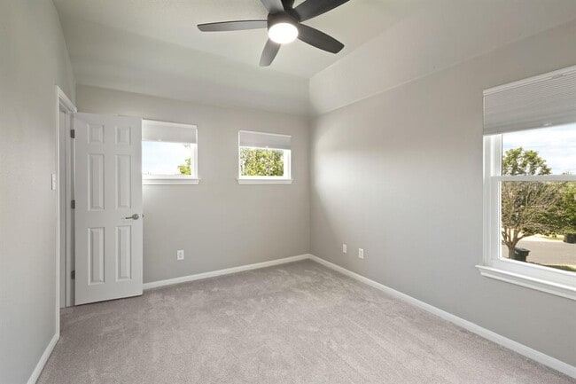 Building Photo - 1121 Boxwood Loop