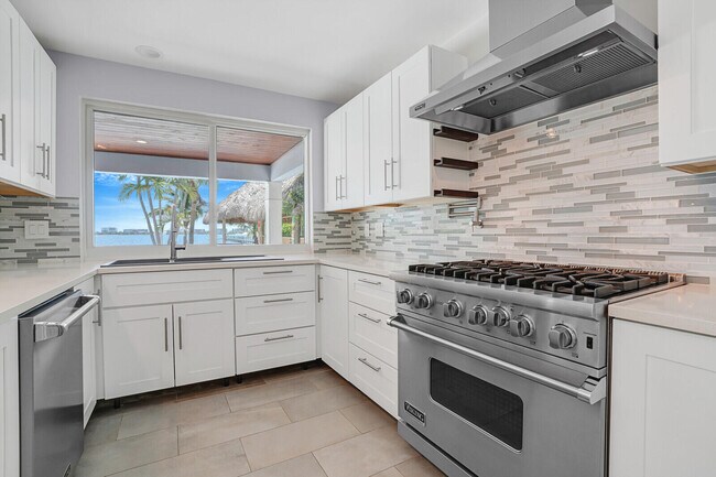Building Photo - 930 S Lakeside Dr