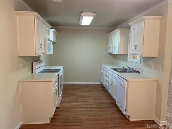 Building Photo - 27 Broadmoor Cir