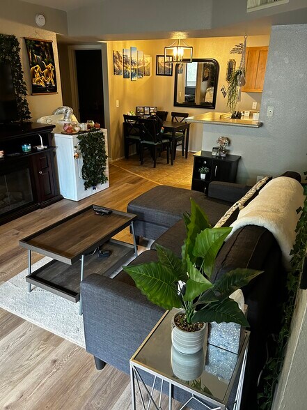 Building Photo - 1385 W University Ave