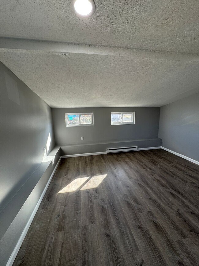 Building Photo - 1036 Chicopee St