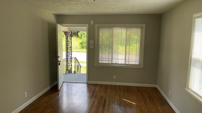 Building Photo - 250 E Parkwood Dr