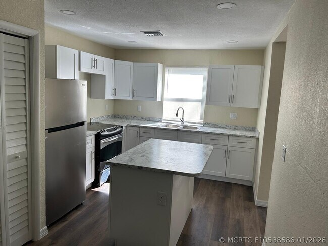 Building Photo - 371 Banyan Ave