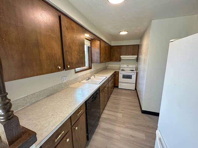 Building Photo - EVERGREEN1574-1594