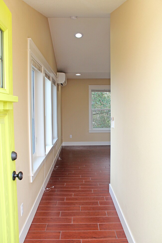 Building Photo - 3901 SE 49th Ave