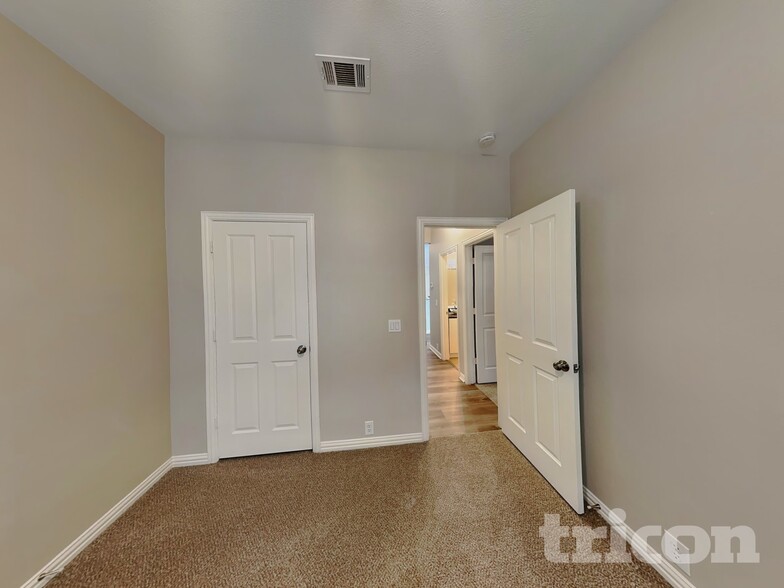 Building Photo - 227 Bison Meadow Dr