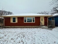 Building Photo - Amazing 4 Bedroom 1 Bathroom Home in Minne...