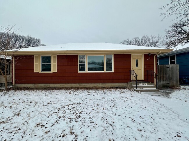 Primary Photo - Amazing 4Bedroom 1 Bathroom Home in Minnea...