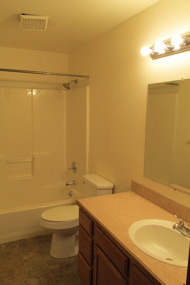 Building Photo - W. Victoria Ave, 482-496