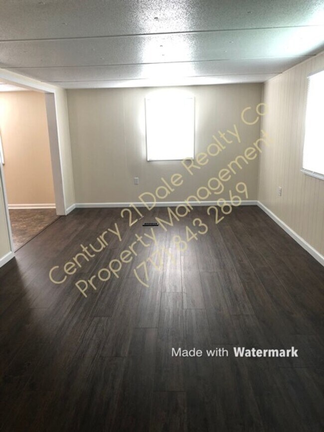 Building Photo - 2 Bedroom Home in Central School with a La...