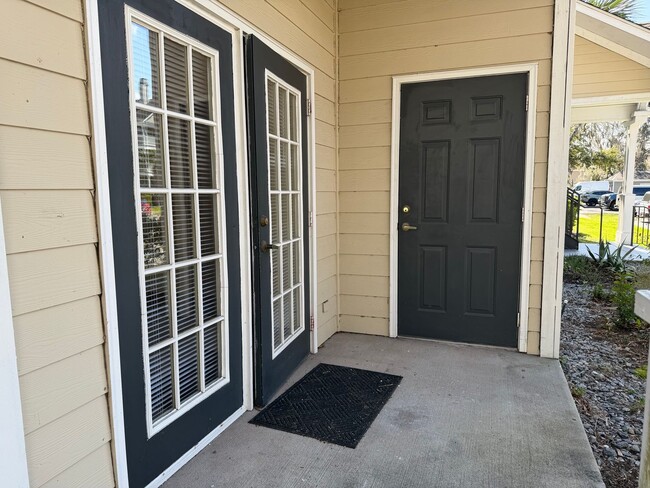 Building Photo - First Floor Condo - Estate at Westbury