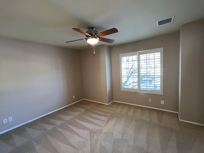 Building Photo - 2 bed / 2 bath two story in prime La Cresc...