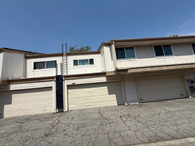 Building Photo - Upgraded 3-Bedroom Condo for Rent in Arleta!