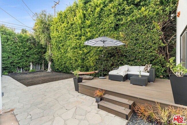 Building Photo - 653 N W Knoll Dr