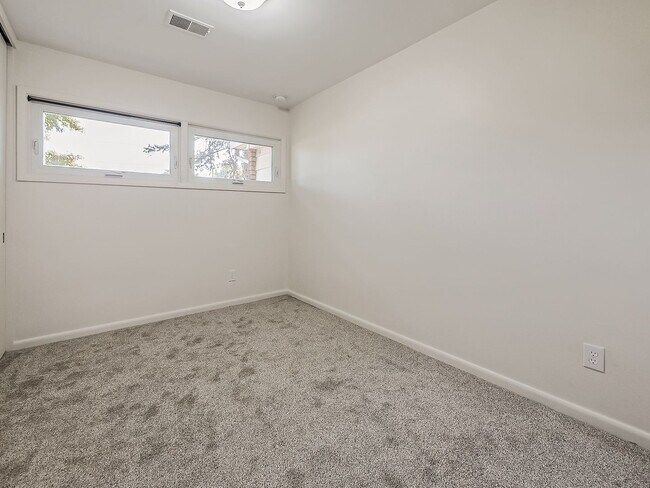 Building Photo - Freshly Updated 3-Bedroom Home in Farmington Hills!