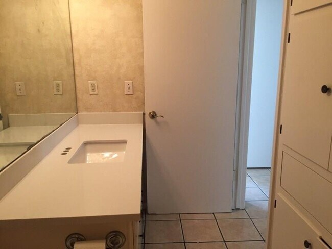 Building Photo - 10003 Rutland Village E