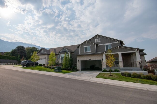 Building Photo - Gorgeous 2-Story Home In a Gated Community!