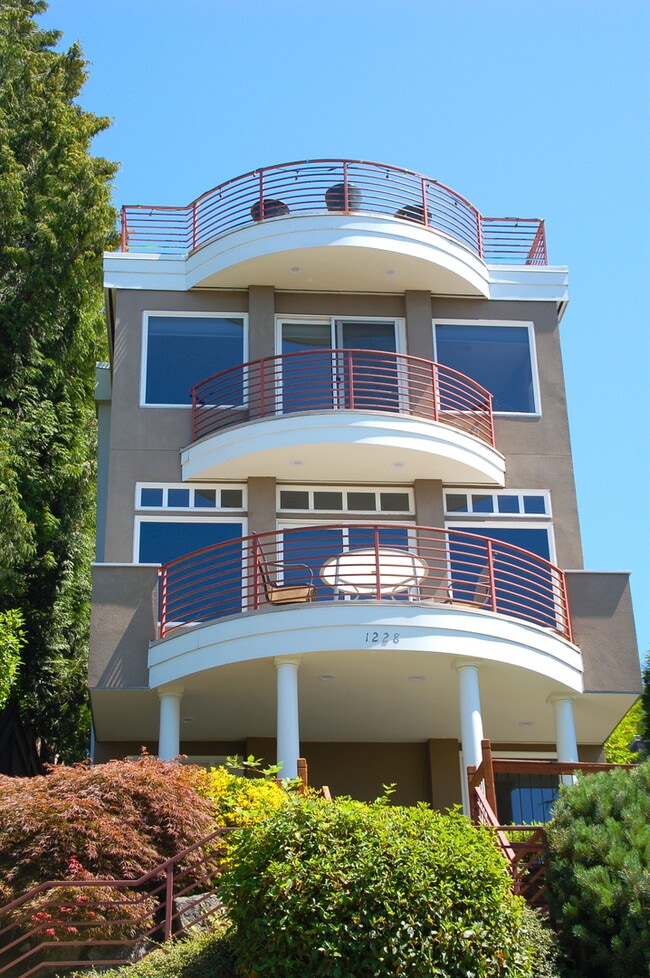 Building Photo - Queen Anne Home