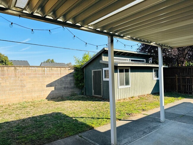 Building Photo - Beautiful Custom One Level Home