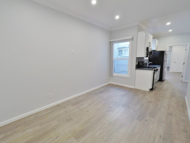 Building Photo - Beautiful Remodeled 1BR- 1 Month Free- w/ ...