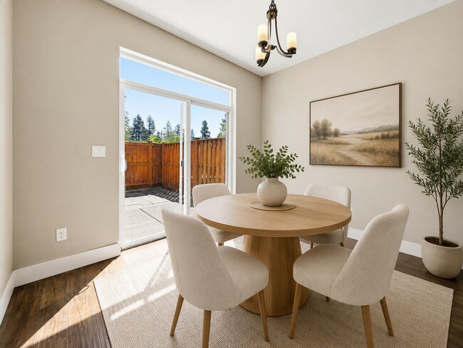 Building Photo - 3 Bed, 2.5 Bath Townhome Centrally Located– Bend, OR
