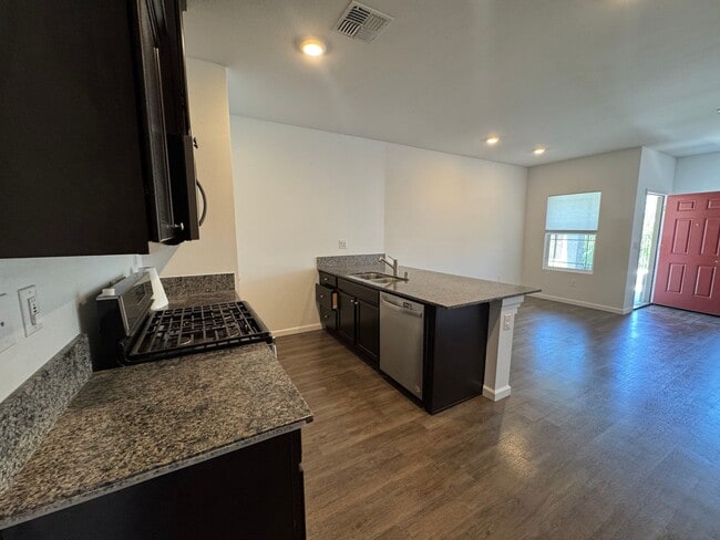 Building Photo - Newer 3 bedroom 2 1/2 bath home in South R...