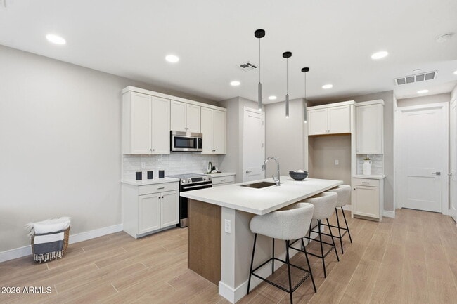 Building Photo - 850 N 8th Ave