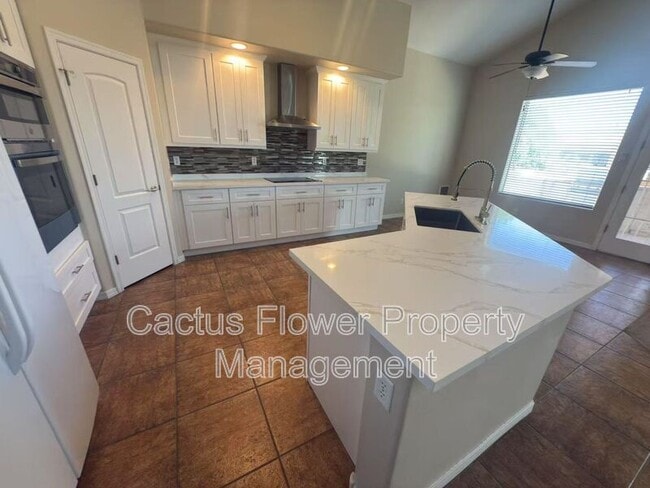 Building Photo - 749 E La Costa Dr