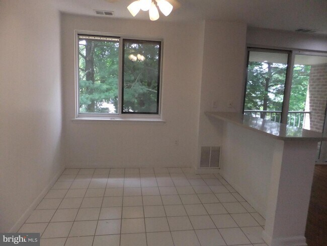 Building Photo - 1650 Oakwood Dr