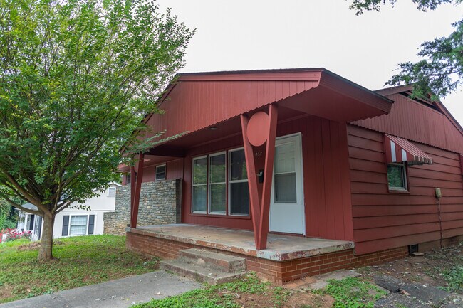Primary Photo - 404 N College St