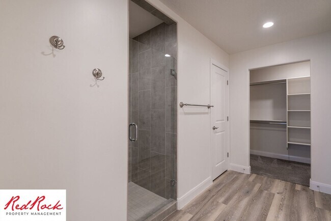 Building Photo - Modern Townhome in Desirable Hurricane Hei...