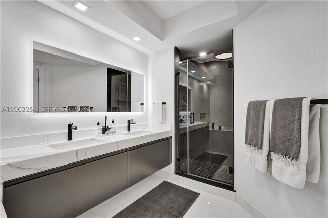 Building Photo - 20281 E Country Club Dr