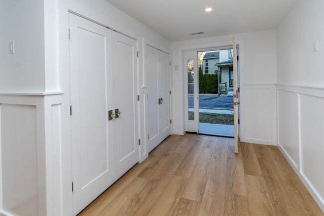 Building Photo - 17 Wilson St