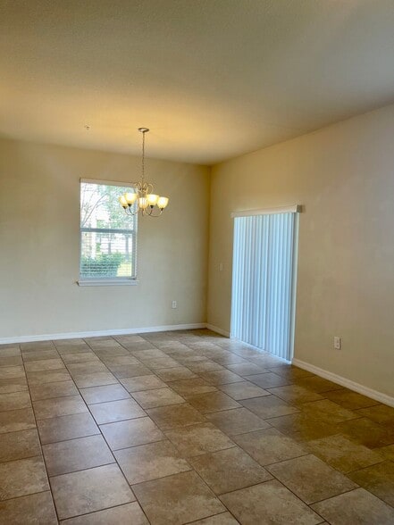 Building Photo - 3 Bedroom / 2.5 Bath / 2 Car Garage Townho...