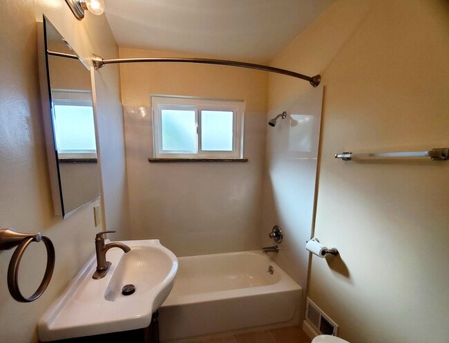 Building Photo - Lovely 3 bedroom 2 bath duplex with private garage and backyard