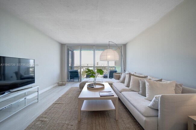 Building Photo - 1900 Sunset Harbour Dr