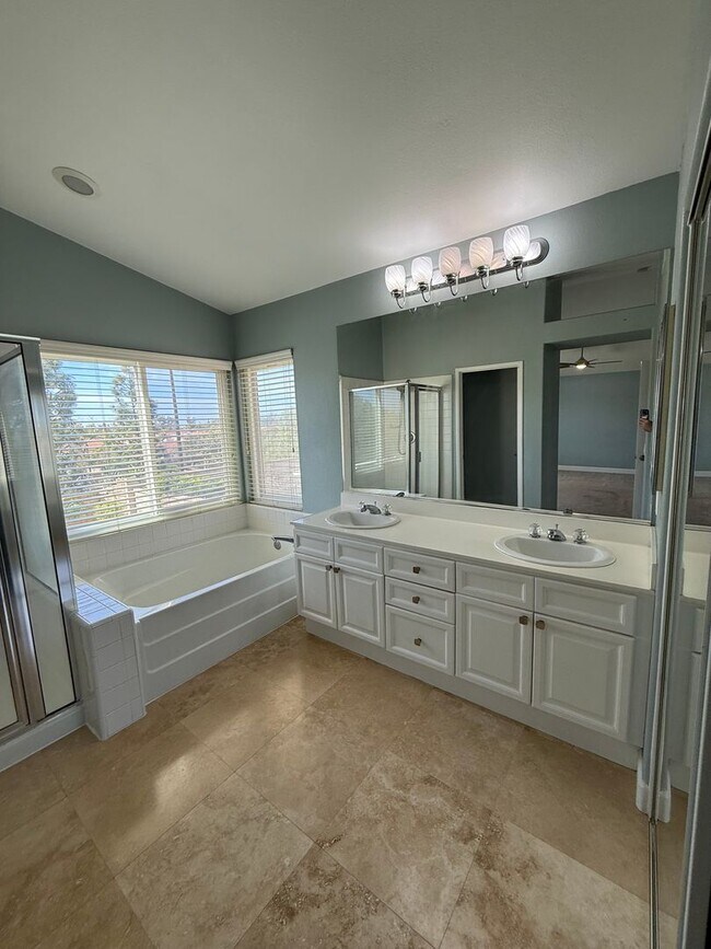 Building Photo - 635 Aliento Way