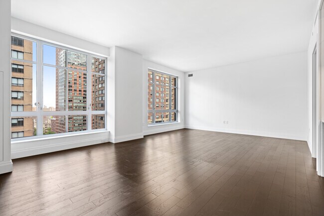 Building Photo - 200 E 95th St