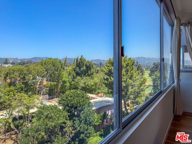 Building Photo - 865 Comstock Ave