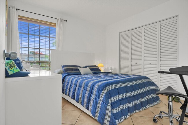 Building Photo - 10786 N Kendall Dr