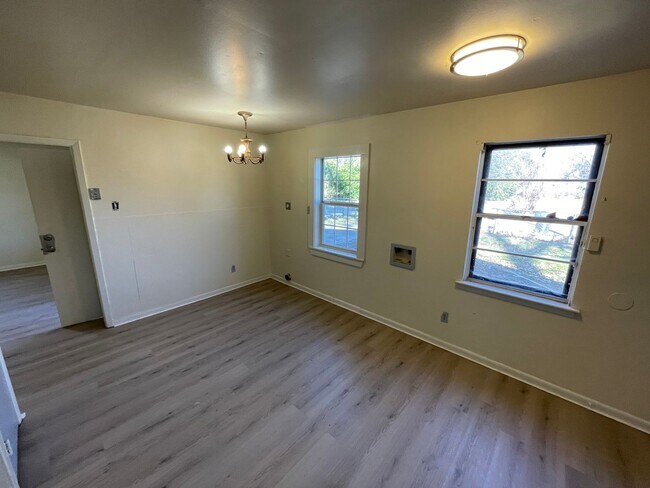 Building Photo - 209 E Dudley Dr