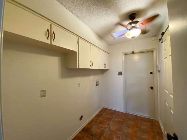 Building Photo - Beautiful Home Located in Thousand Oaks Move in Ready!