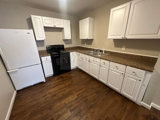 Building Photo - 3 bedroom / 1 bath home for rent -5519 Lyd...