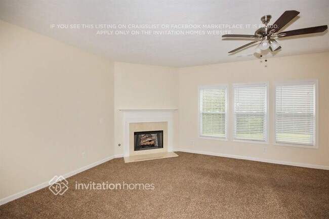 Building Photo - 2245 Village Green Dr