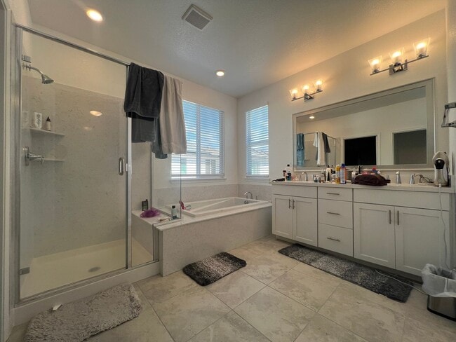 Building Photo - Gorgeous Like-New 4 Bedroom!