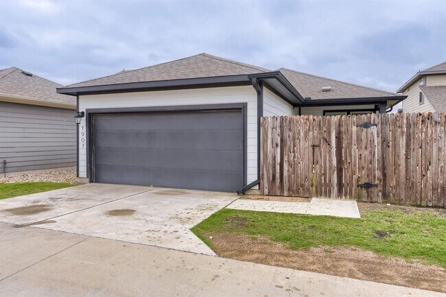 Building Photo - 1907 Pecan Island Dr
