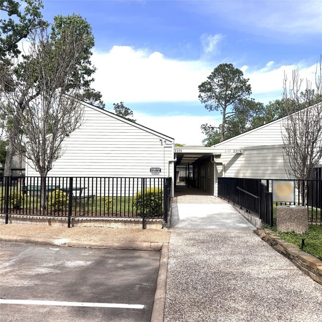 Building Photo - 2457 Briarwest Blvd