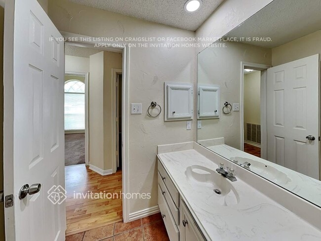 Building Photo - 8280 Edgewater Dr