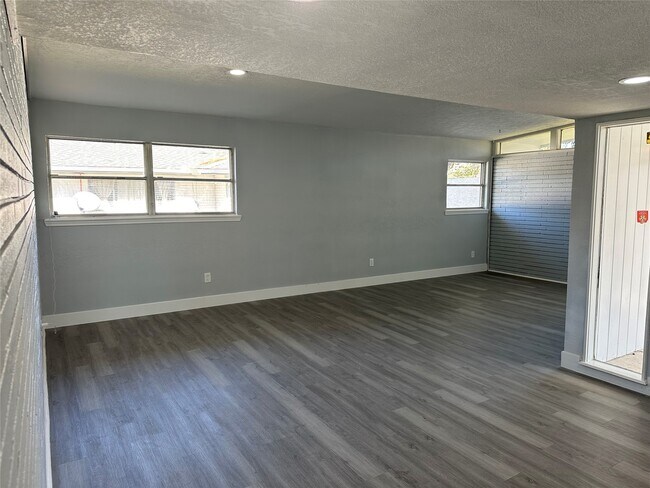 Building Photo - 5005 Tamarach Dr